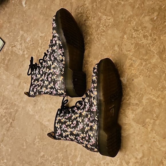 Floral print Dr Martins 8 hole authentic - Picture 2 of 8